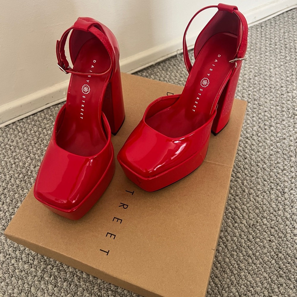 Red daisy Street Platform Heel